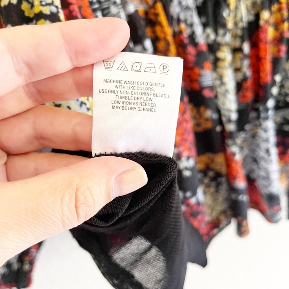 Anthropologie Akemi + Kin Adria Smocked top Floral Blouse Size Medium - Picture 11 of 11